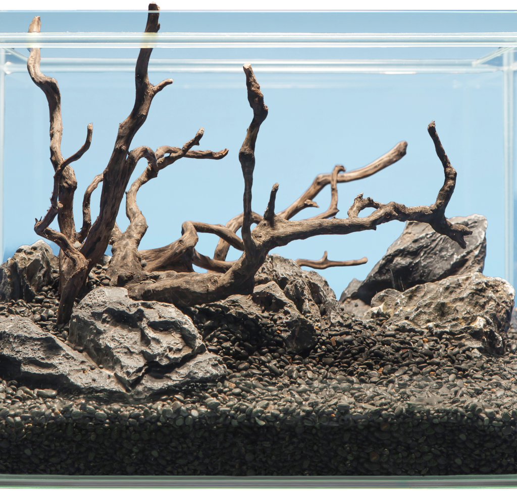 Exemplo de montagem sera Hardscape Shrimp com pedras, raízes e areão; aquário não incluído