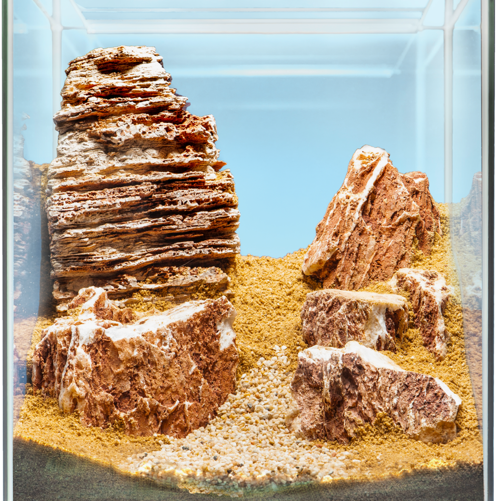 Exemplo de montagem sera Hardscape Desert com pedras e areão; aquário não incluído