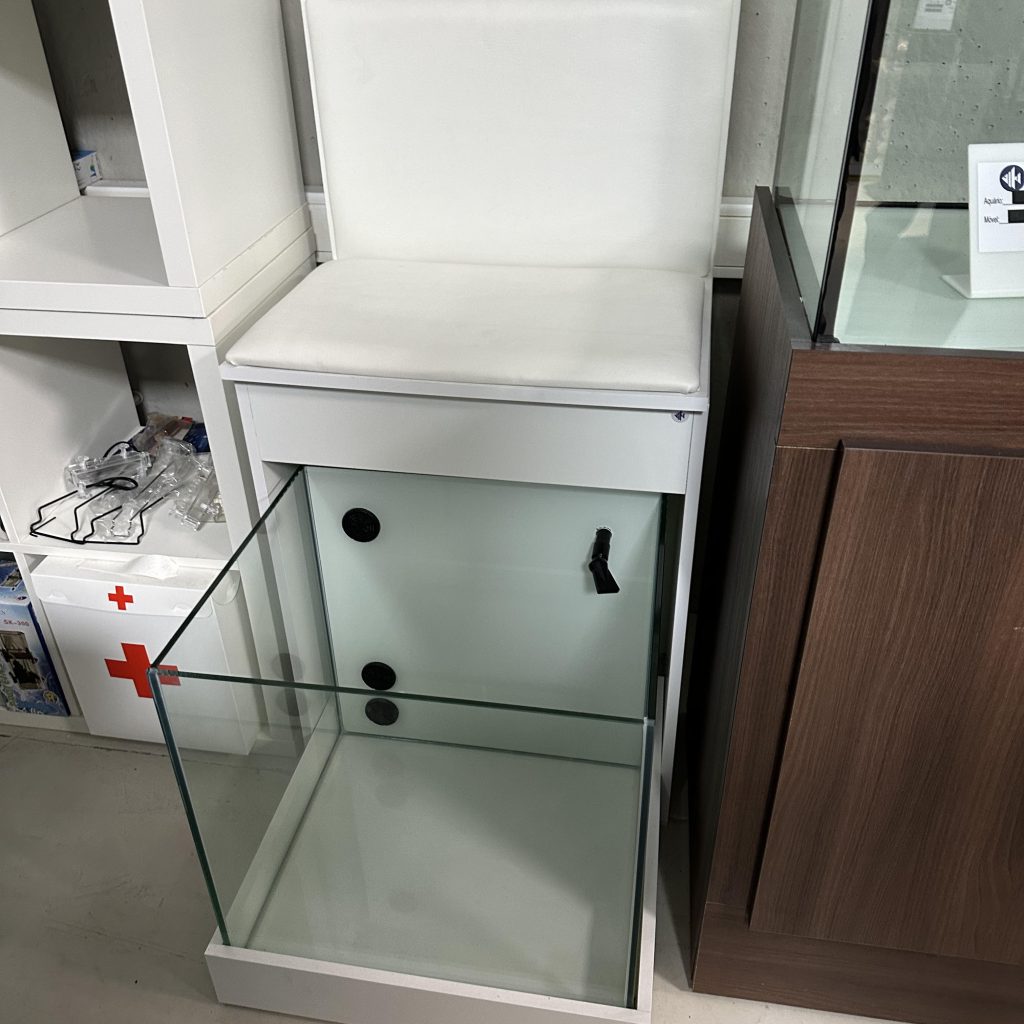 MOVEL COM MODULO DE UM AQUÁRIO PARA SPA DE GARRA RUFA