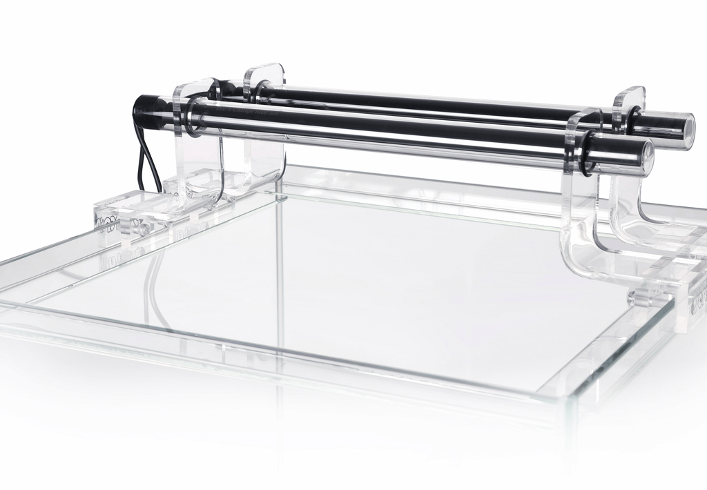 sera Scaper Cube Tube Holder 32762 com dois tubos LED daylight sunrise 360; aquário ilustrativo não incluído