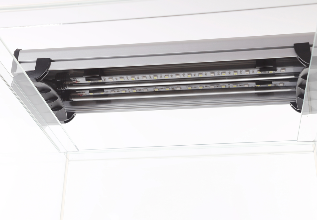 Luminária sera Scaper Cube fiXture com dois tubos LED, referência 32764; aquário ilustrativo não incluído